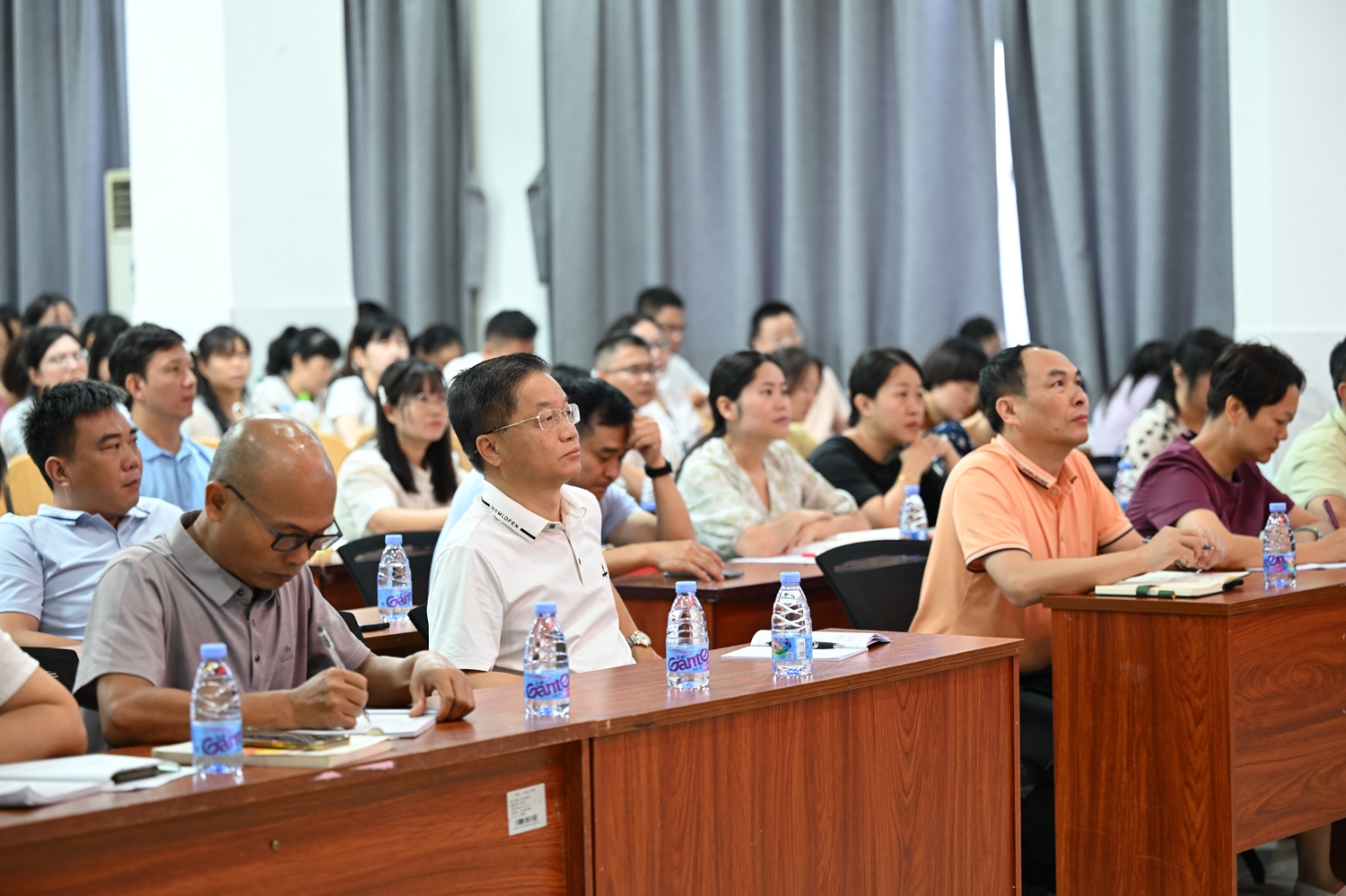 03全体老师认真学习.JPG
