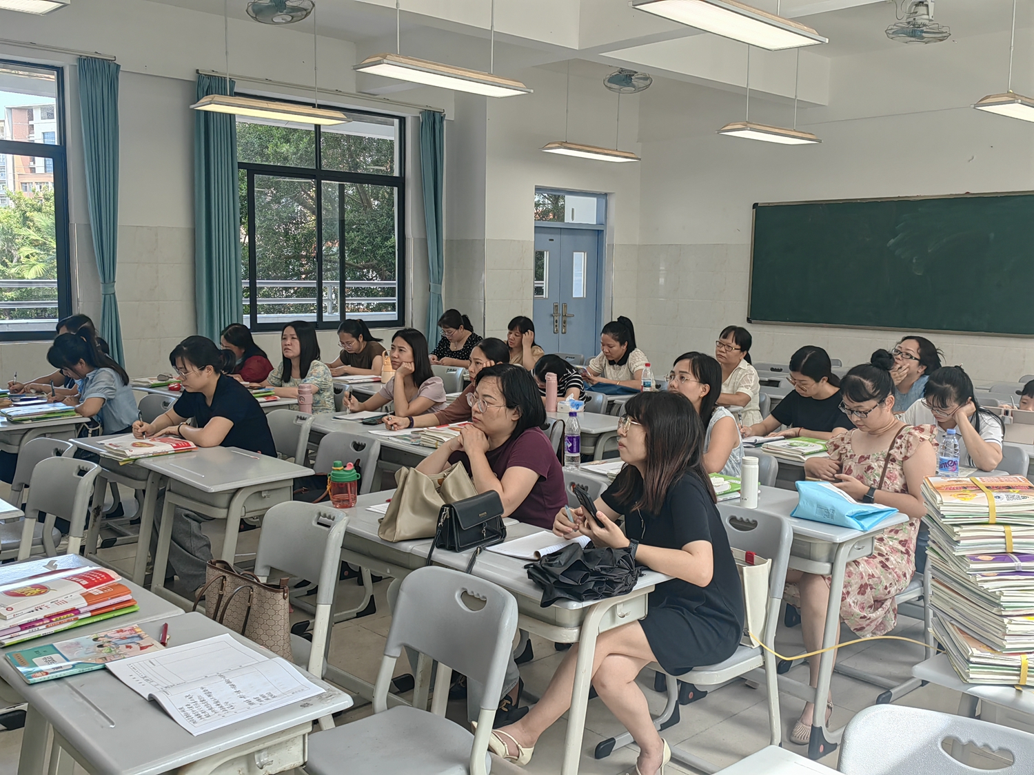 13.道德与法治科组培训.jpg