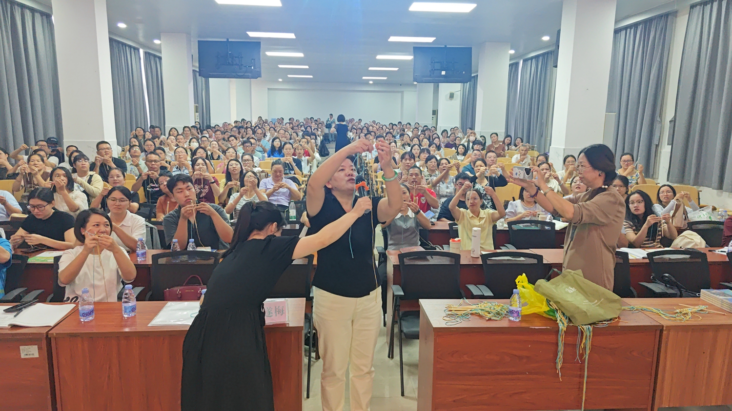 图三“DNA模型”制作现场教学.jpg