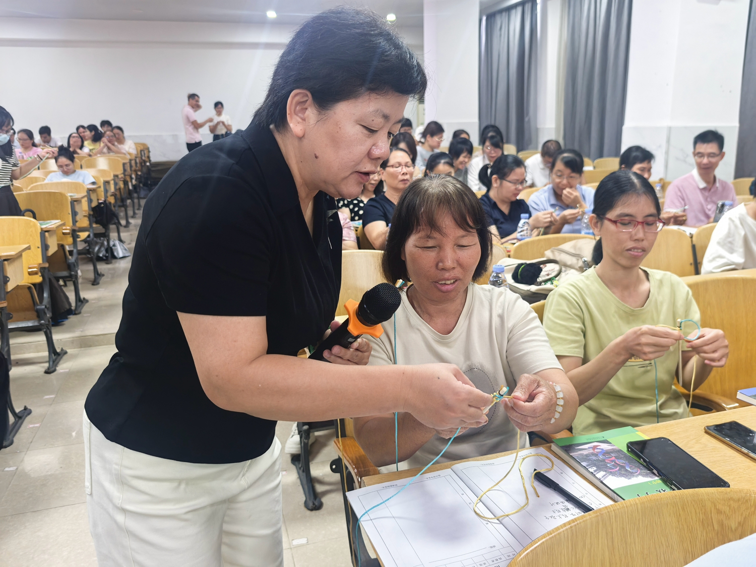 图四 教师现场进行“DNA模型”制作.jpg