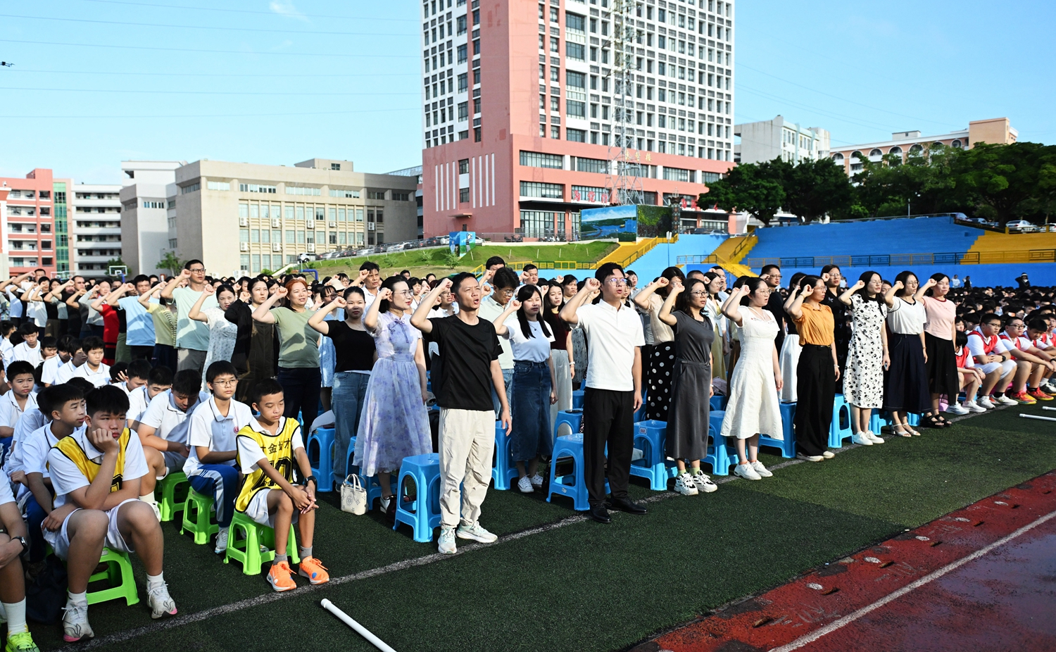 07 全体教职工宣誓2.JPG