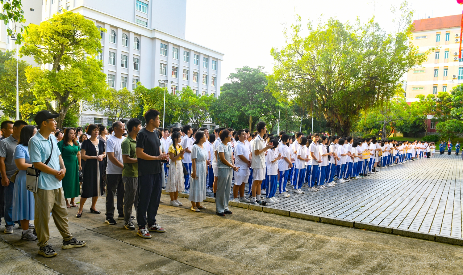 图3：师生齐聚开学典礼.jpg