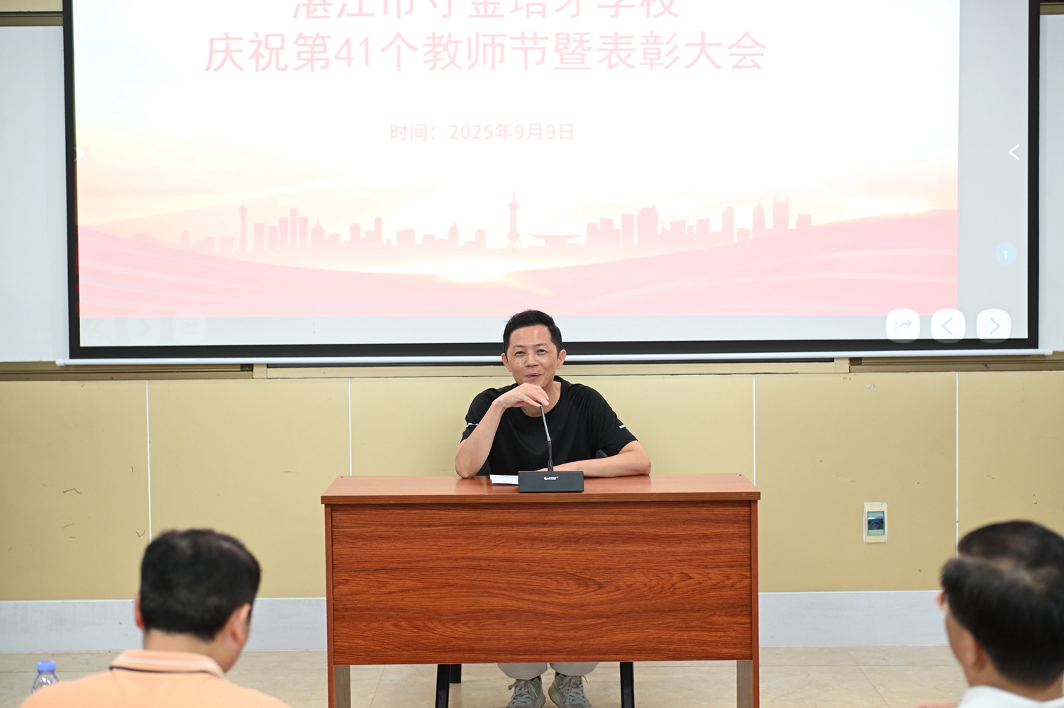 图17：优秀教师代表刘兴巧老师发言.JPG