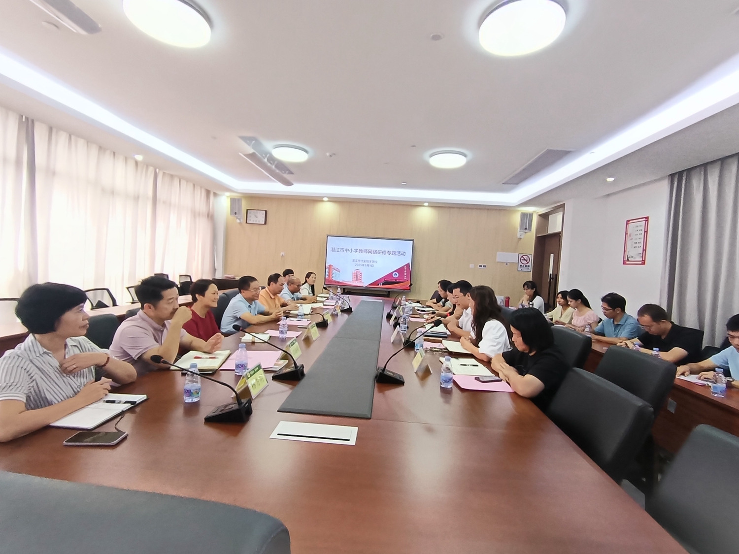 01 参加调研座谈会的领导.jpg
