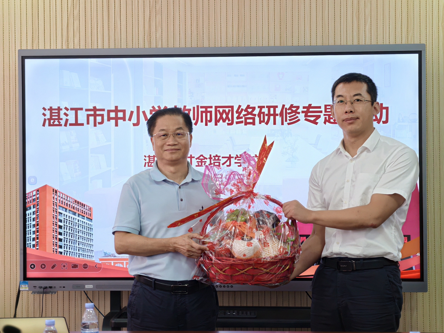 05 王晓东副主任值教师节慰问我校.jpg