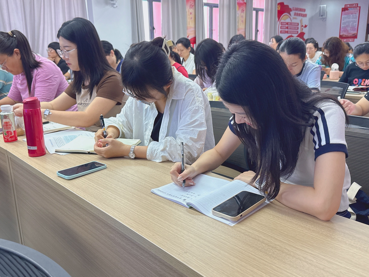 05 老师们认真聆听并记录.jpg