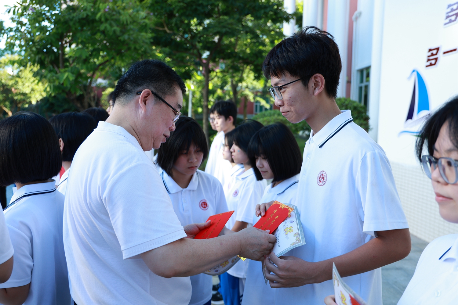 图2：教育总顾问杨耀明为获奖同学颁奖.JPG