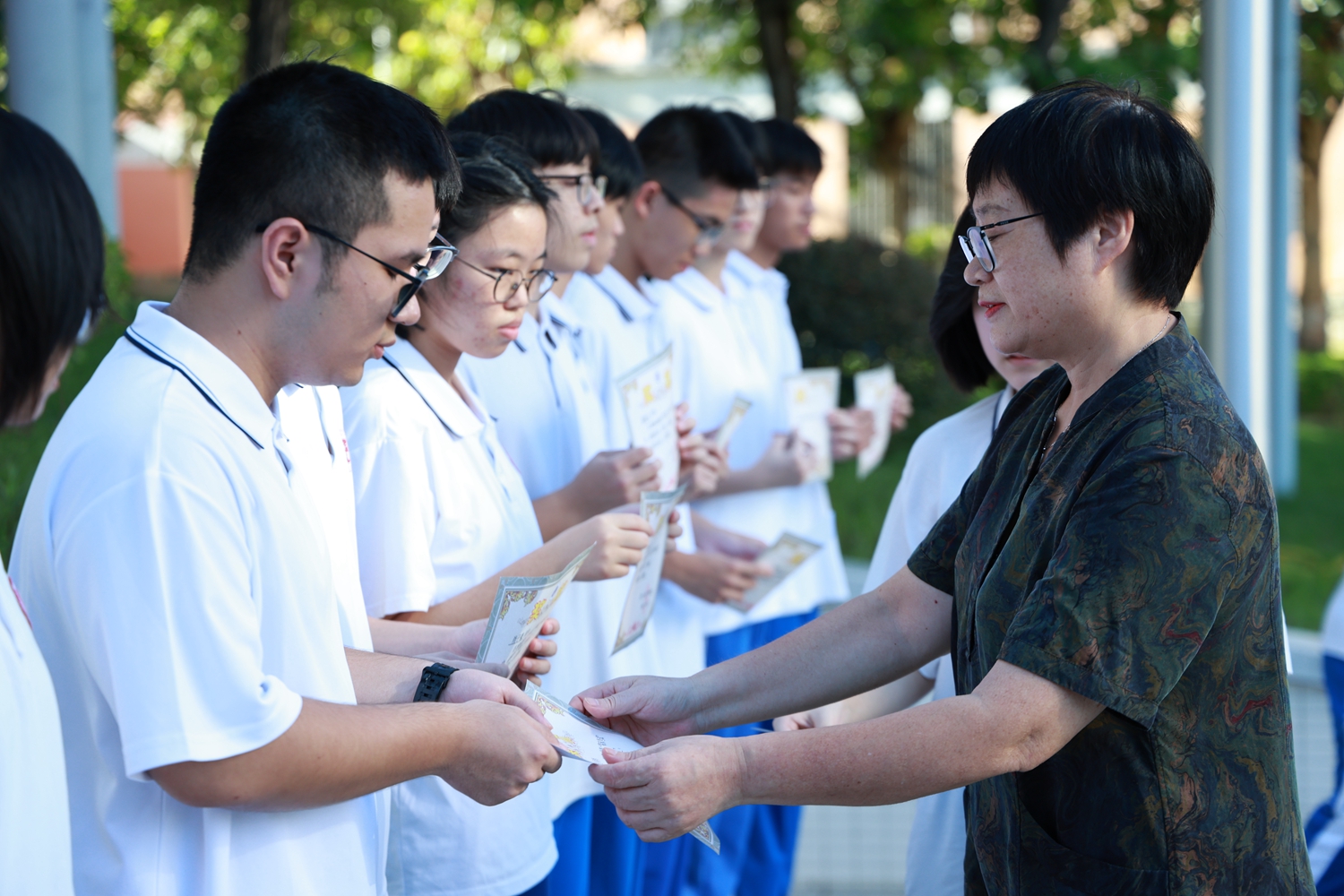 图3：高中部彭丽娥副校长为获奖同学颁奖.JPG