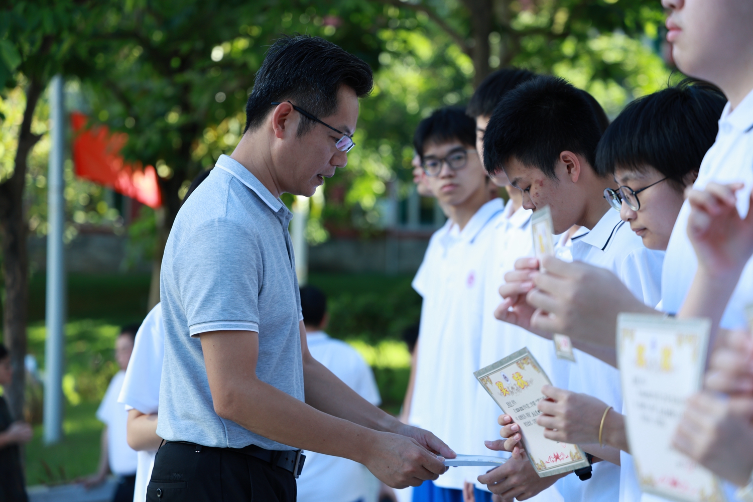 图4：高二年级甘杨主任为获奖同学颁奖.JPG