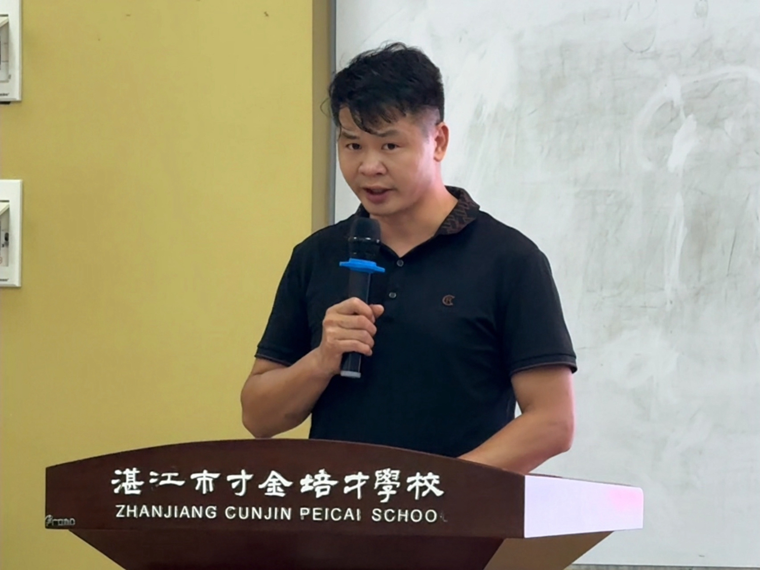 1.朱海涛副级长主持会议.jpg