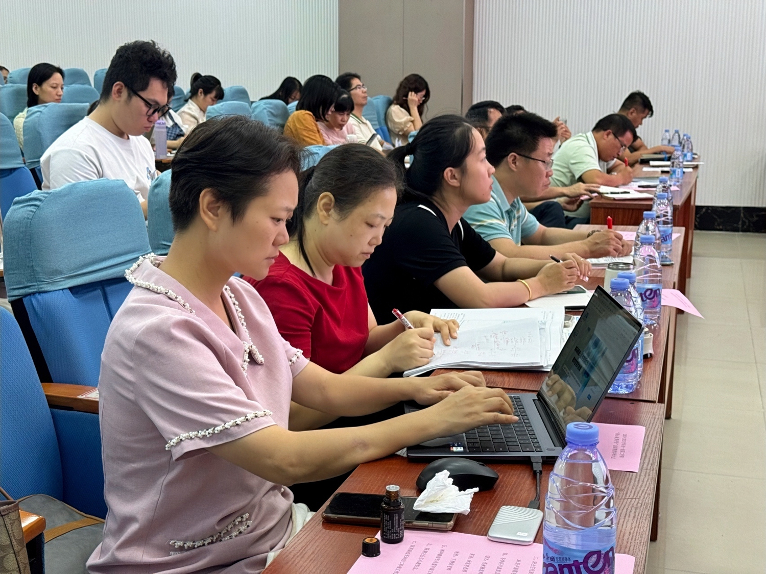 12.学校领导出席会议.jpg