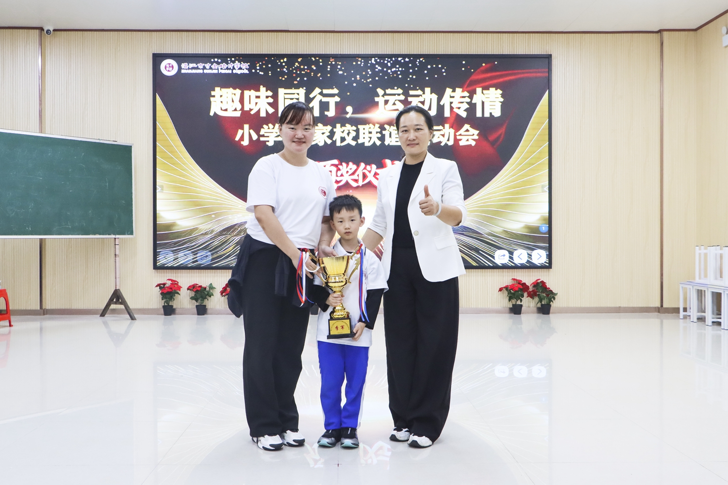 1762914270269378.jpg 图31:季军代表上台领奖.jpg