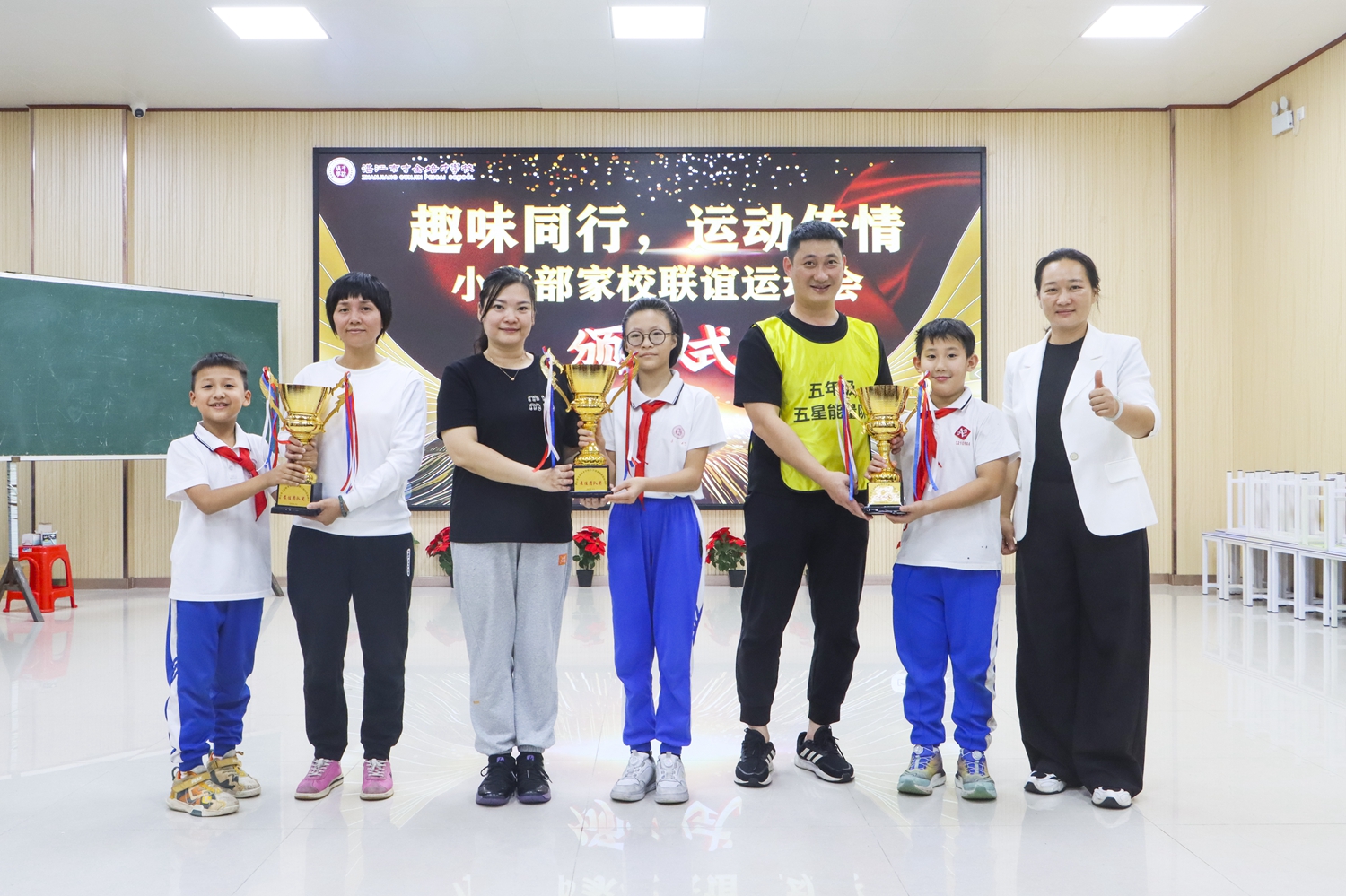 1762914292439216.jpg 图32:最佳团队奖代表上台领奖.jpg