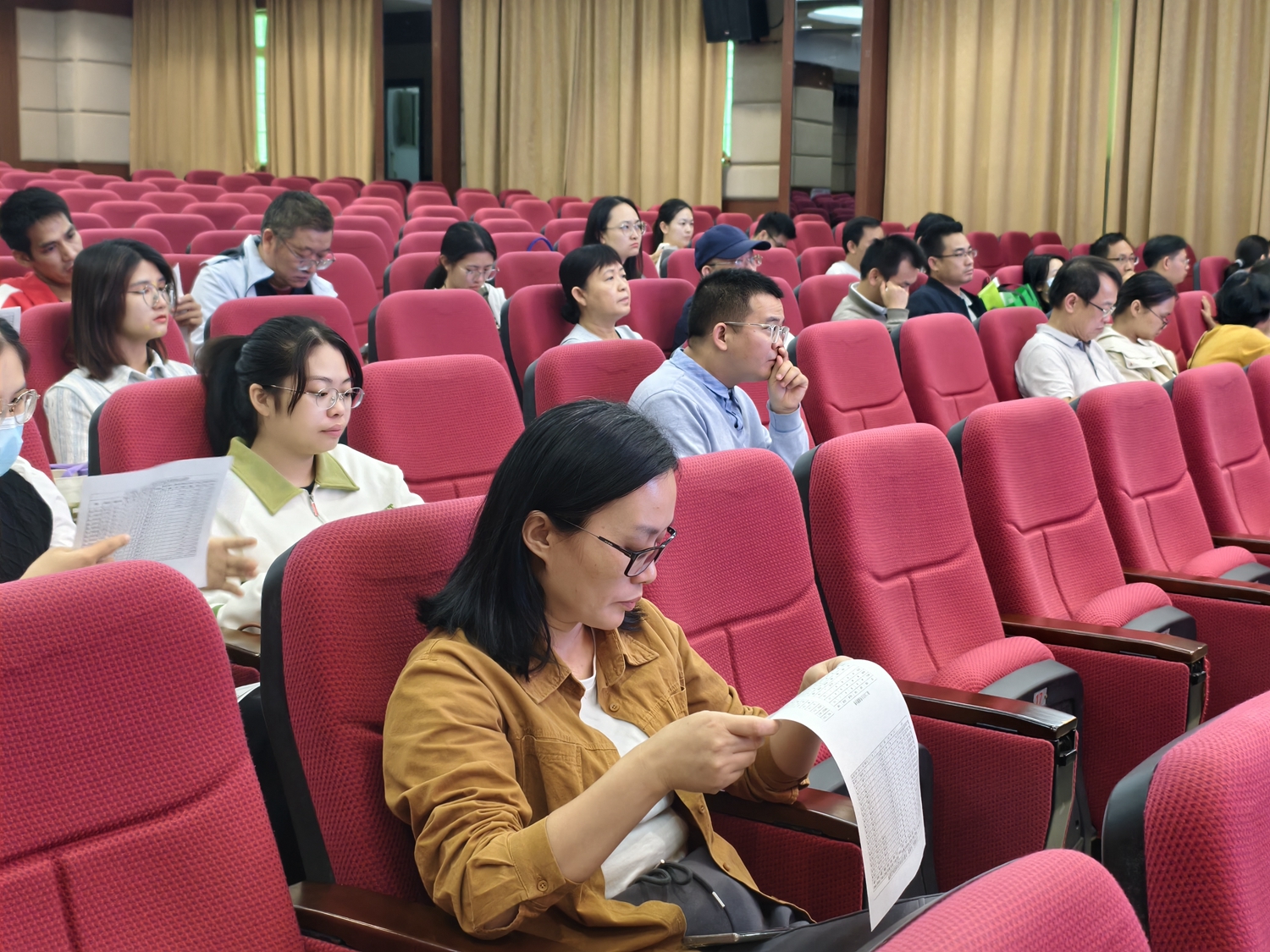 1763430763166500.jpg 图5:与会老师认真听分析.jpg