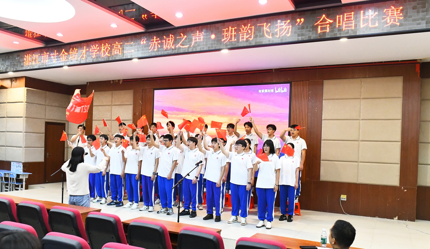 1763476495813120.jpg 图3:班级演唱照片.jpg