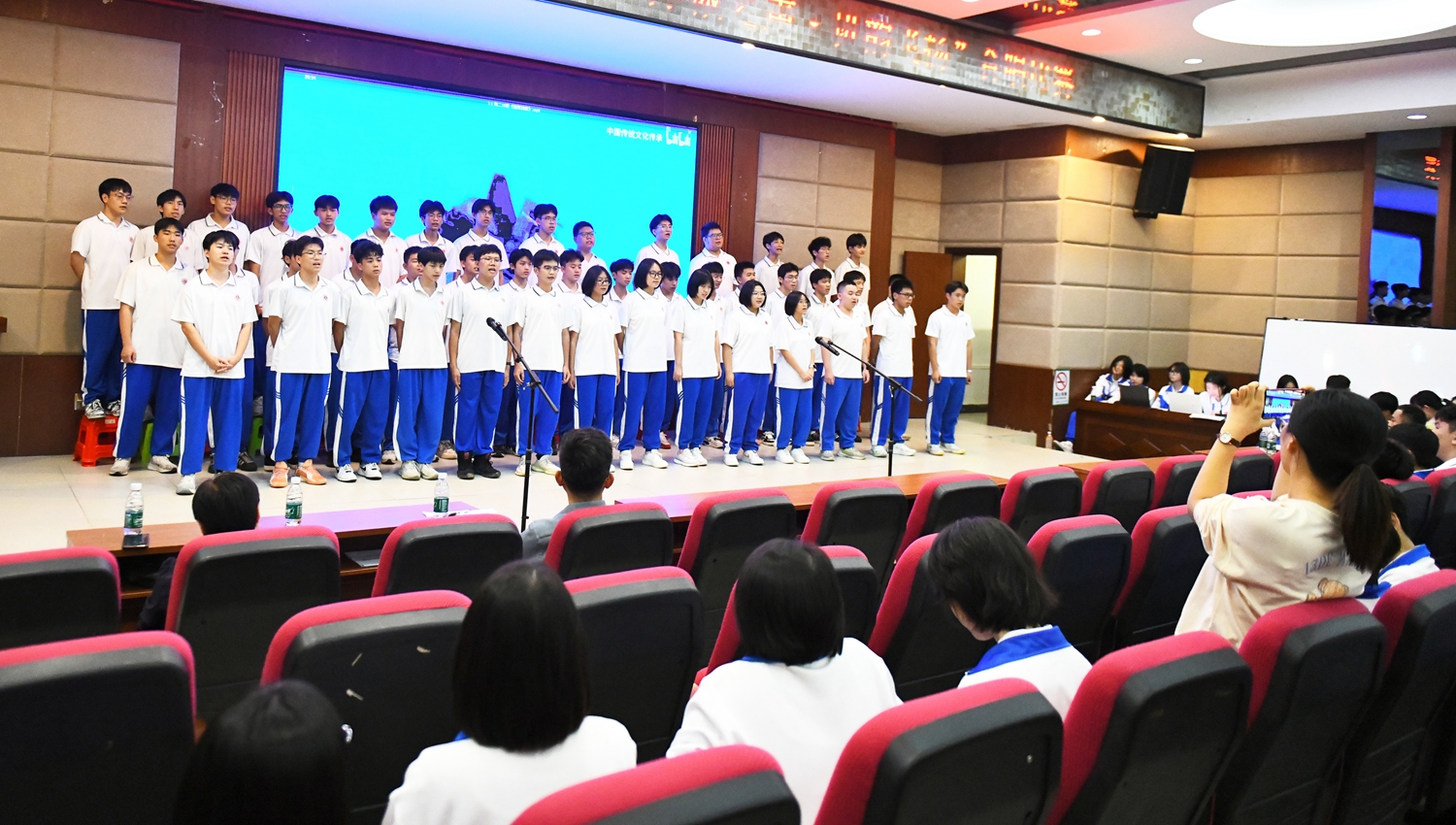 1763476564689214.jpg 图9:班级演唱照片.jpg