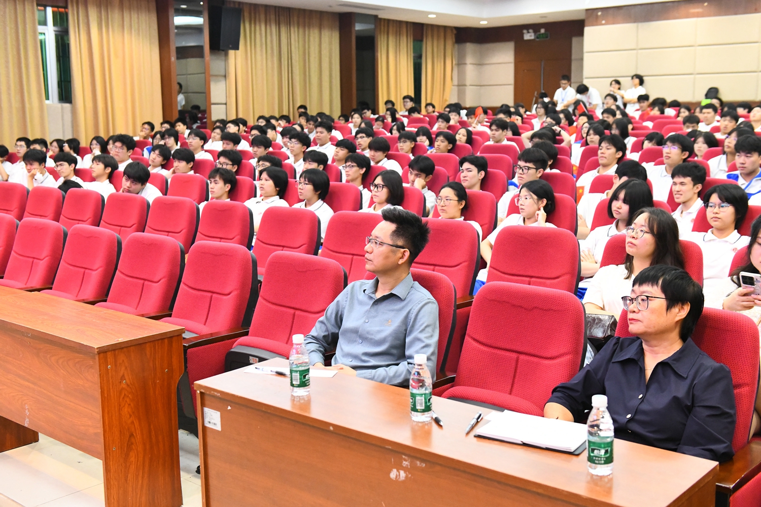 1763476594463323.jpg 图11:领导观看演出.jpg