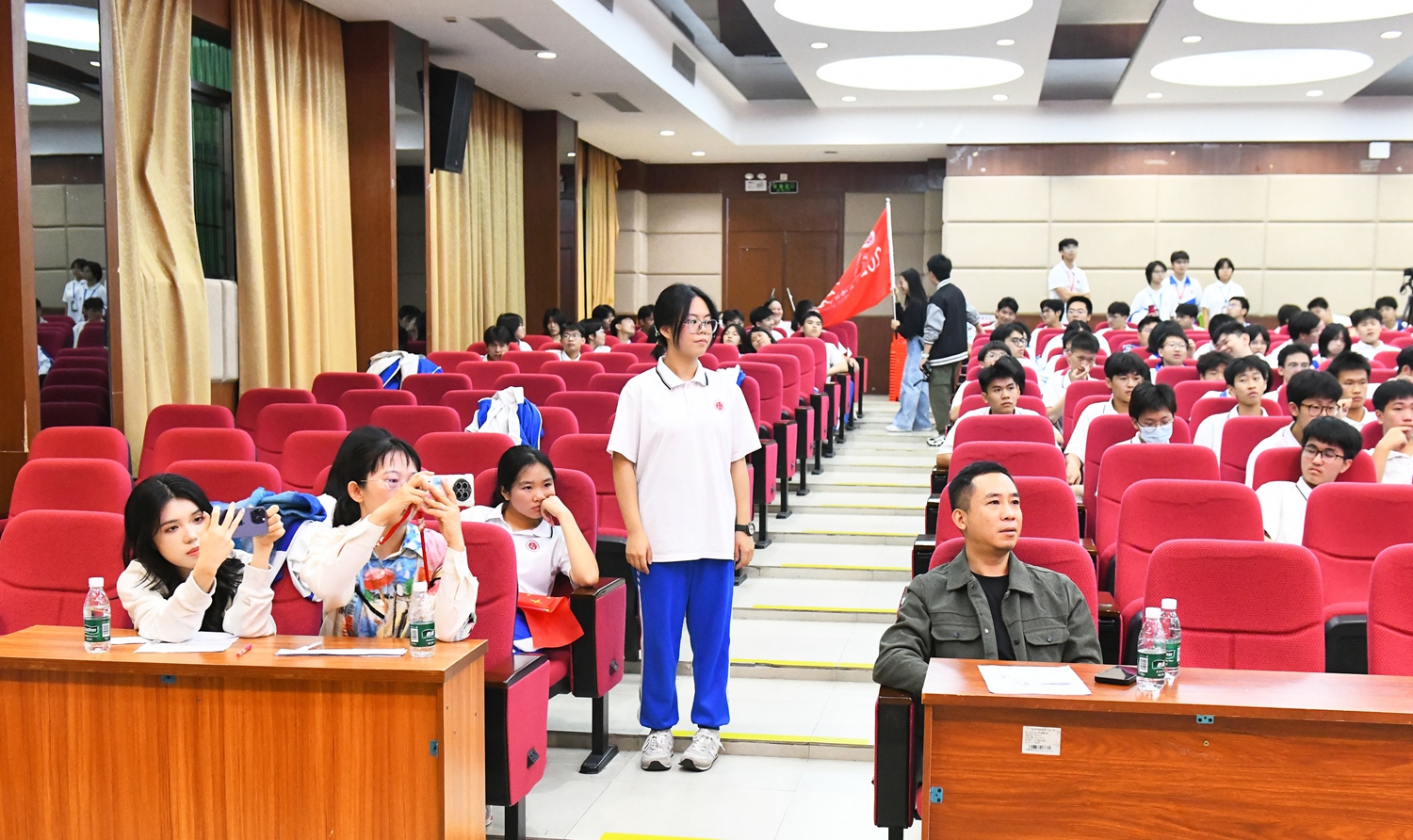 1763476604221841.jpg 图12:领导观看演出.jpg