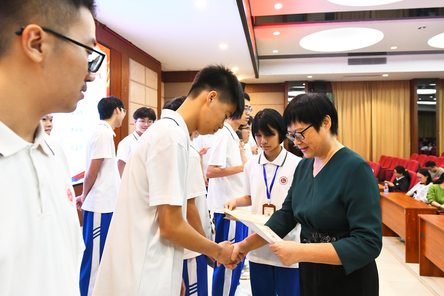 1763524491667316.jpg 图4:高中部彭丽娥副校长为获奖学生颁奖.JPG