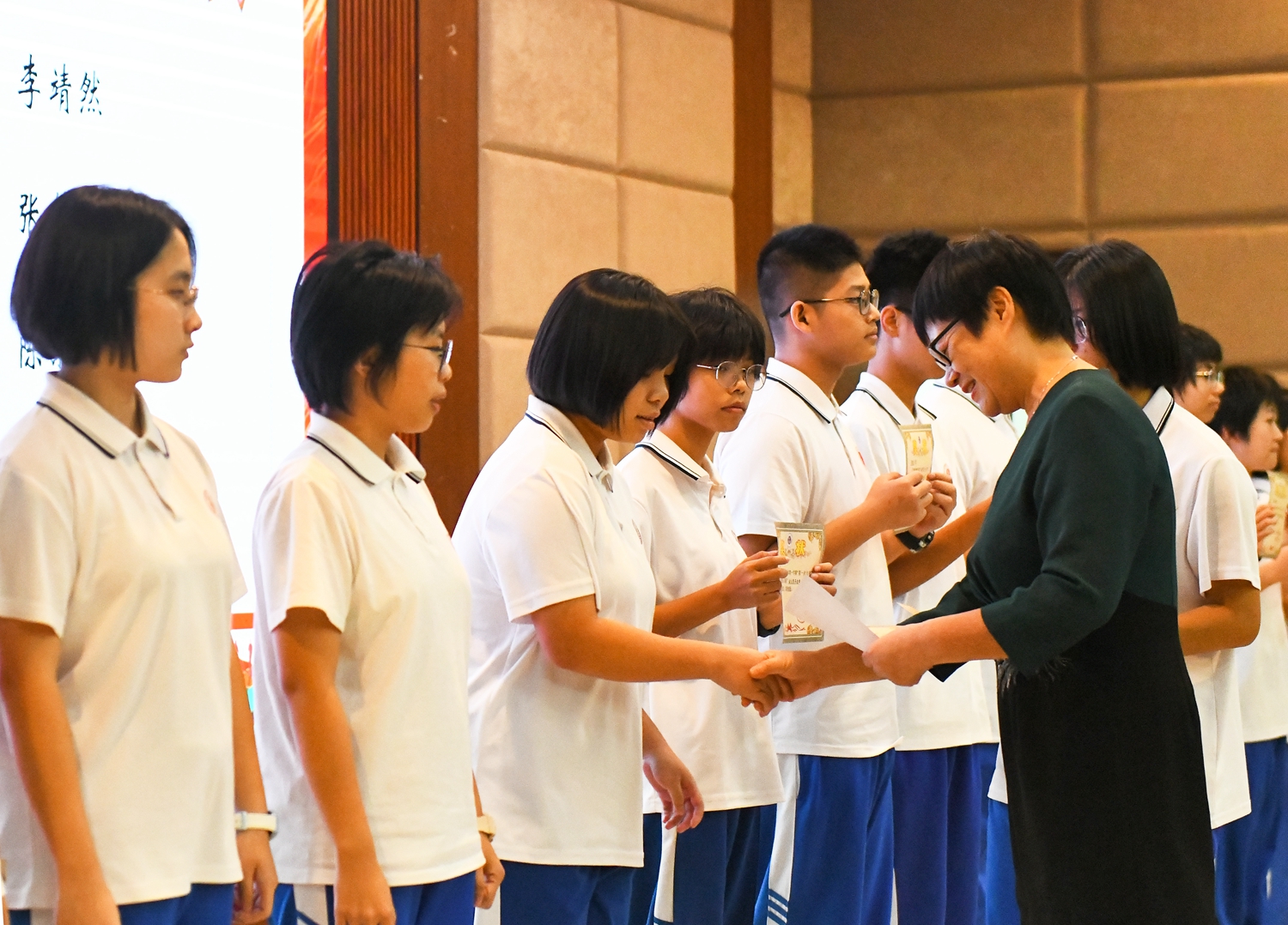 1763524528601791.jpg 图5:高中部彭丽娥副校长为获奖学生颁奖.JPG