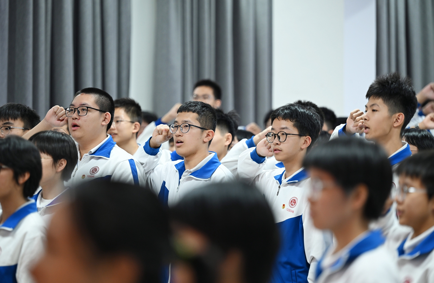 1763609255190227.jpg 图3全体团员庄严宣誓.JPG