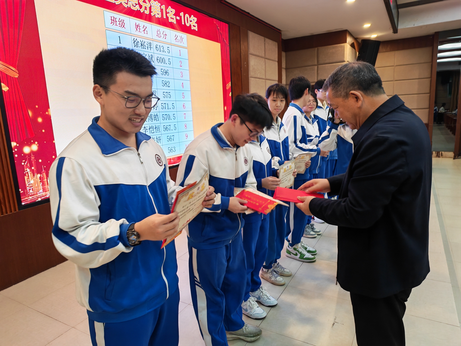 2.伍校为物理类总分第1-10名的同学颁奖.jpg