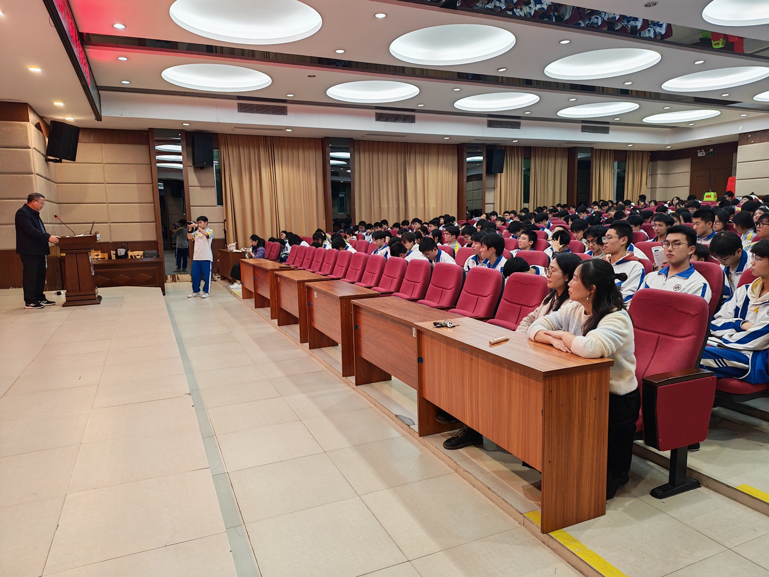 1763699180901545.jpg 18.台下学生认真听讲.jpg