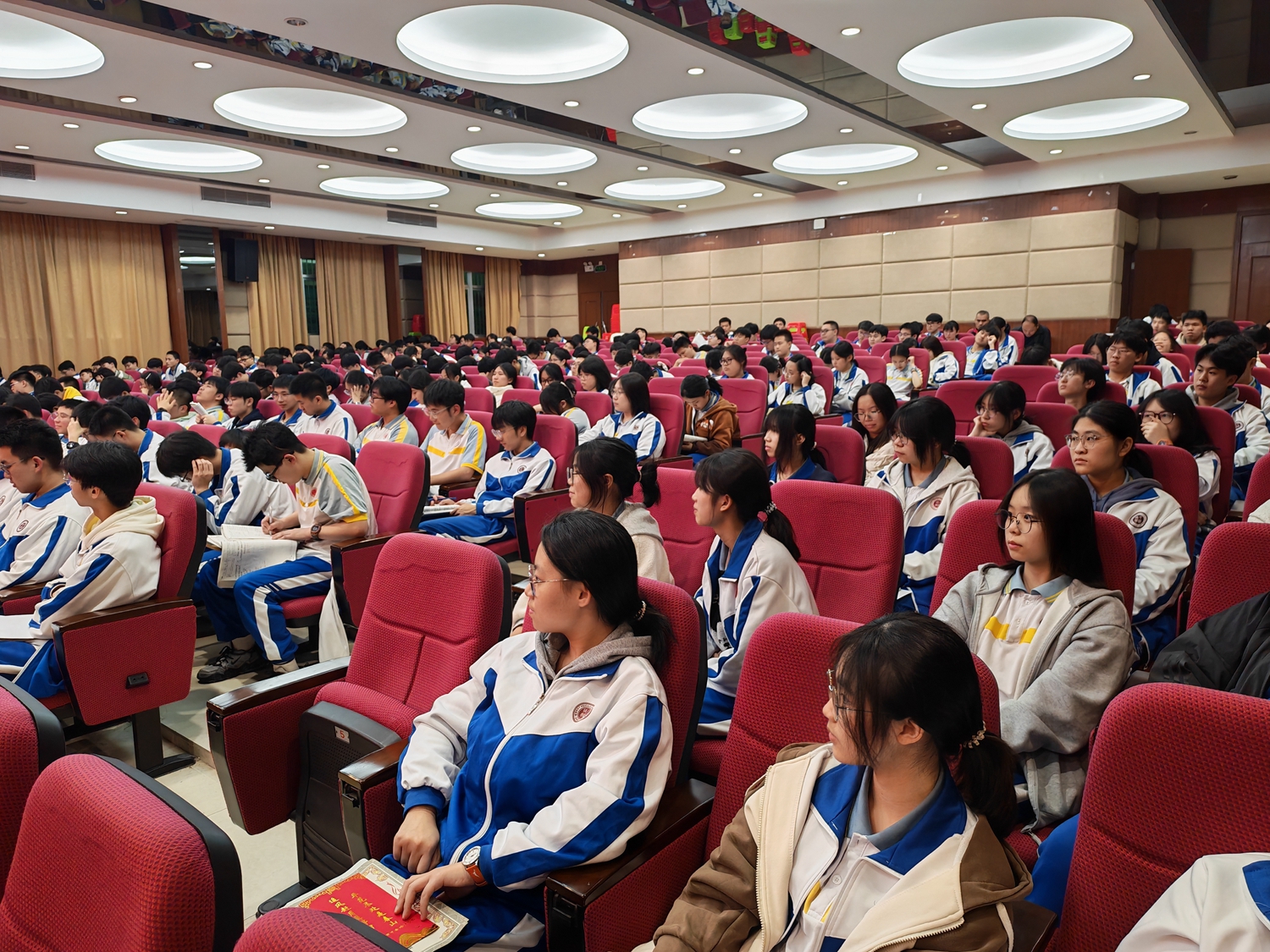 1763699250567164.jpg 19.台下学生认真听讲.jpg