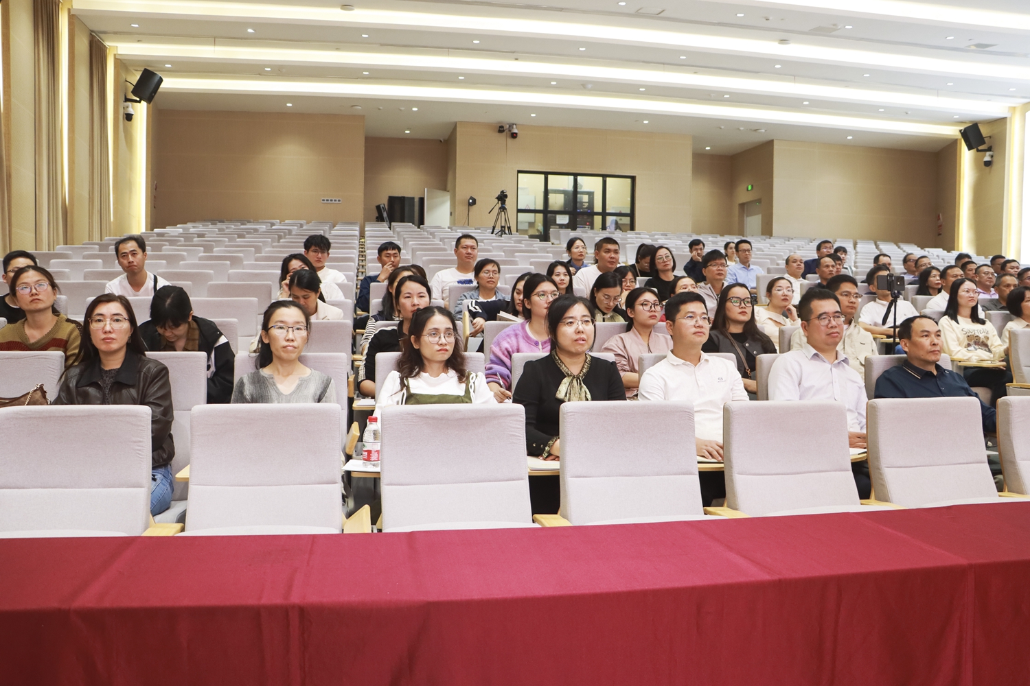 1763707583851286.jpg 04老师们认真听讲.jpg