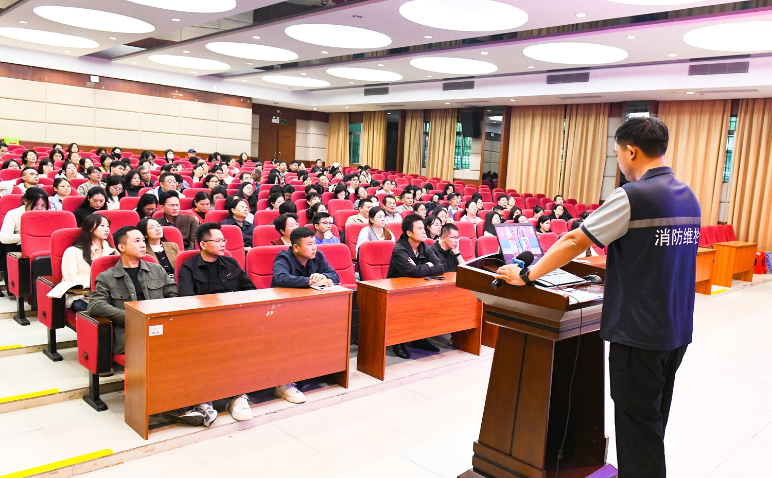 1763942923264576.jpg 3.全体教职工认真听讲座.JPG