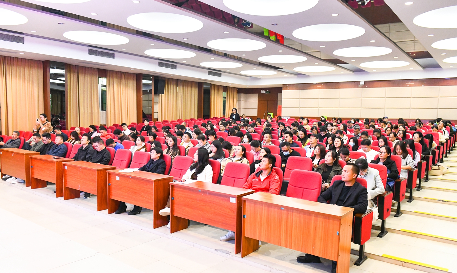 1763942930369542.jpg 4.全体教职工认真听讲座.JPG