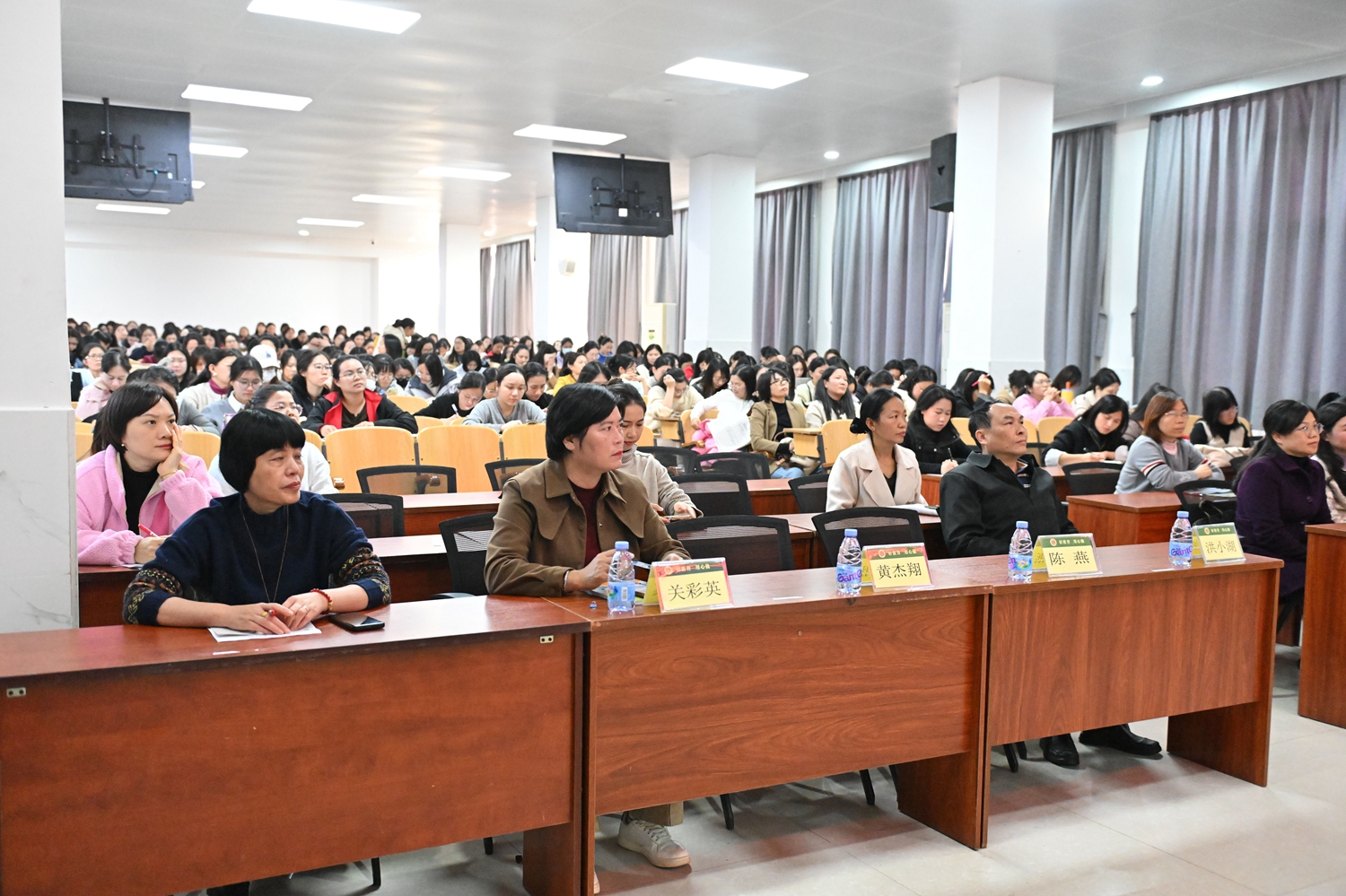 7 老师们聚精会神聆听讲座.jpg