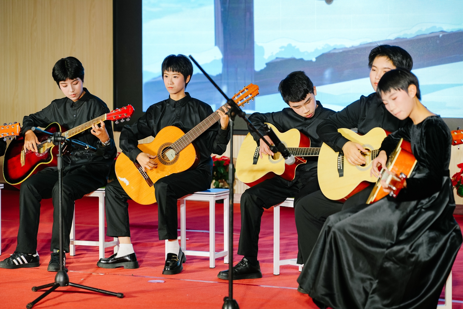 1768881656467628.jpg 图12 吉他演奏《铃儿响叮当》.jpg