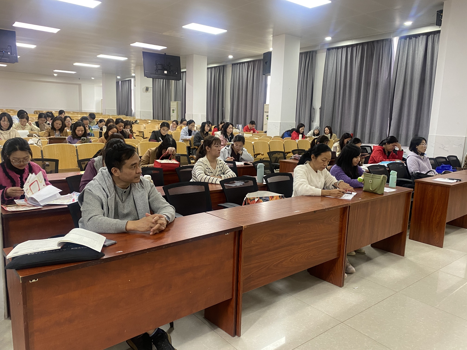 4. 全体英语老师认真聆听.jpg