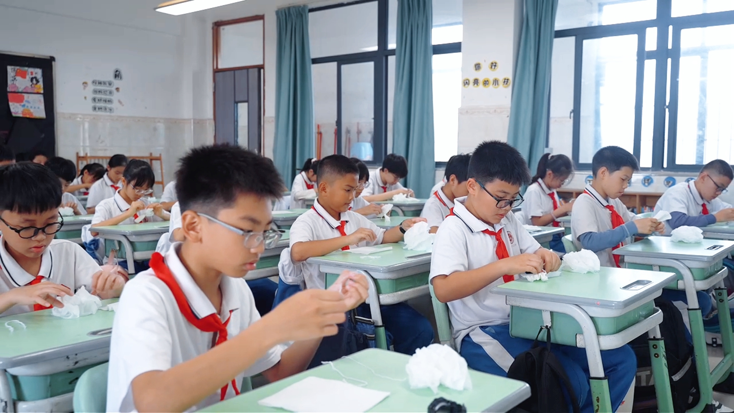 1774487012819842.jpg 小学部“手作小白花”活动_副本.jpg