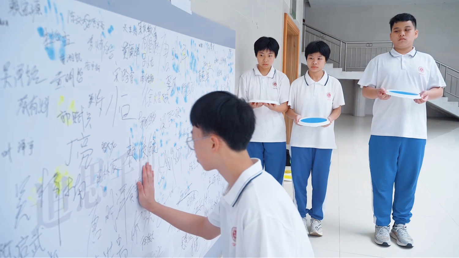 1774487025578404.jpg 初中部“追思手印墙”活动_副本.jpg