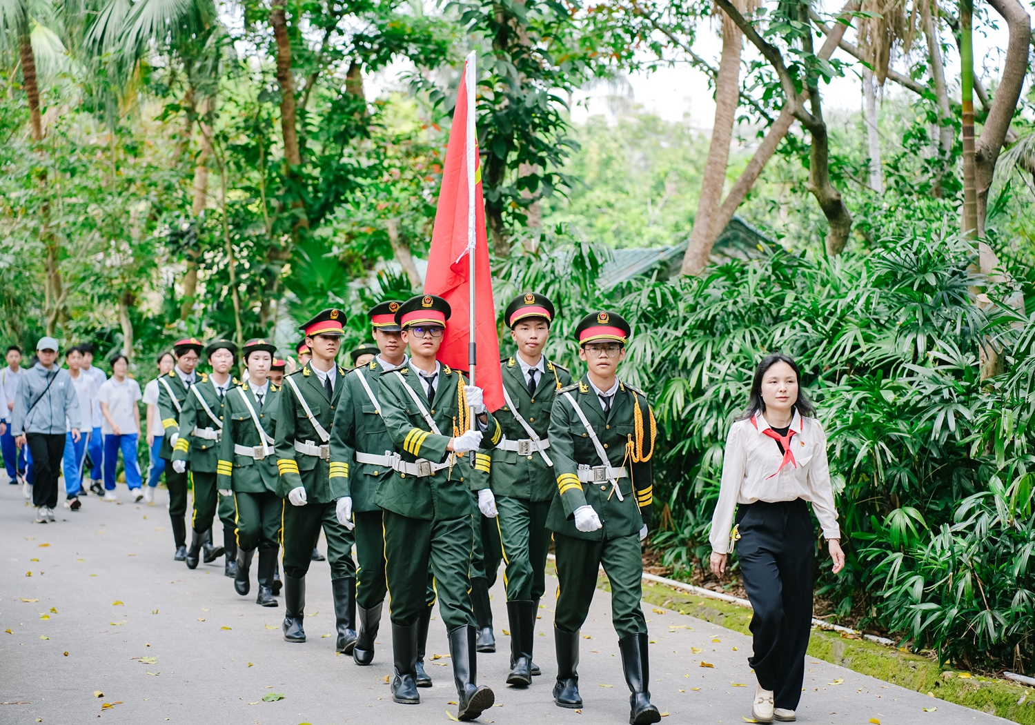 1774487050894482.jpg 师生徒步前往烈士陵园_副本.jpg