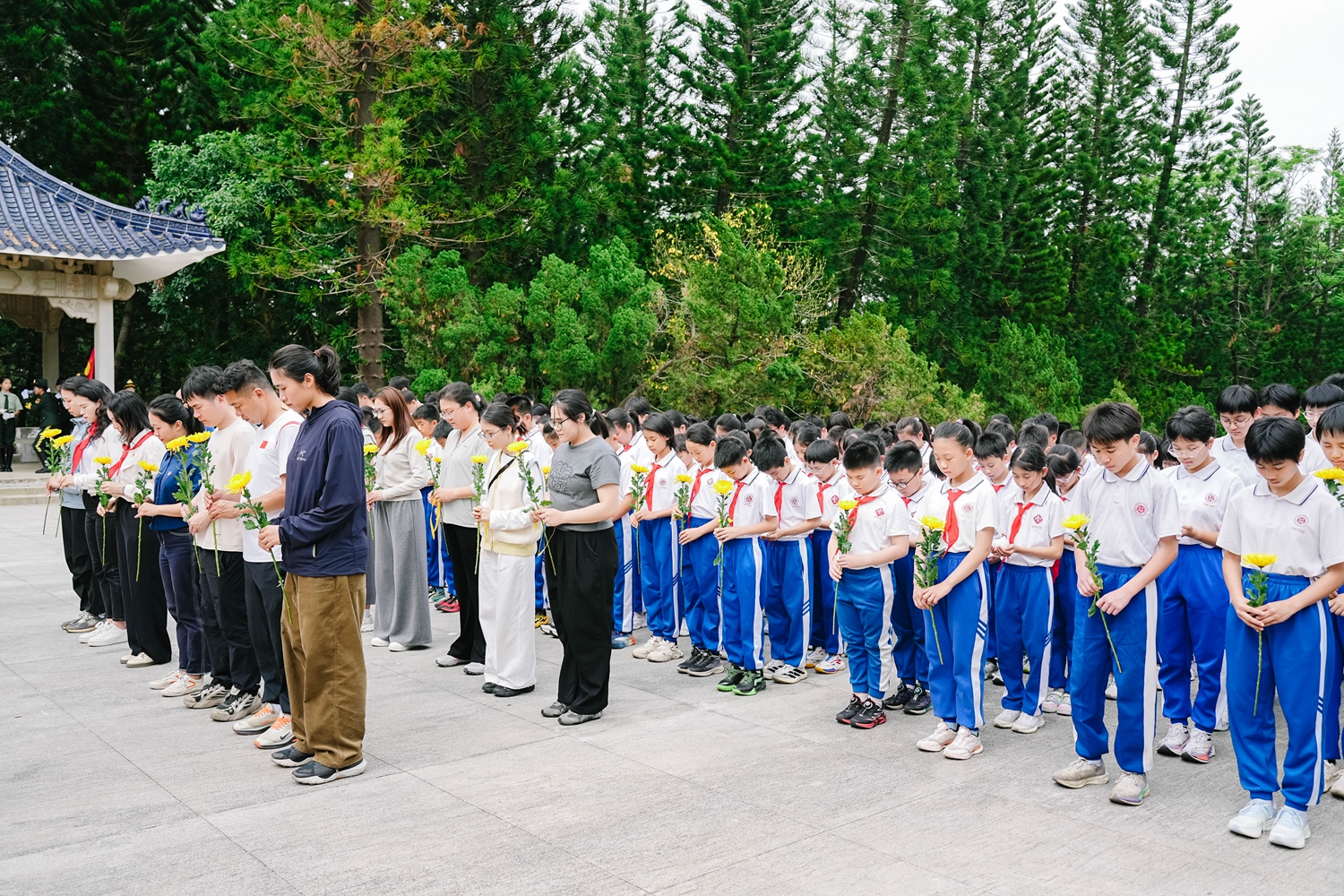 1774487326799702.jpg 缅怀革命烈士_副本.jpg