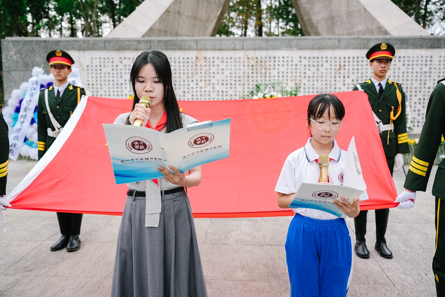 1774487337316484.jpg 党员教师吴宇梅与少先队员袁子薰发言_副本.jpg