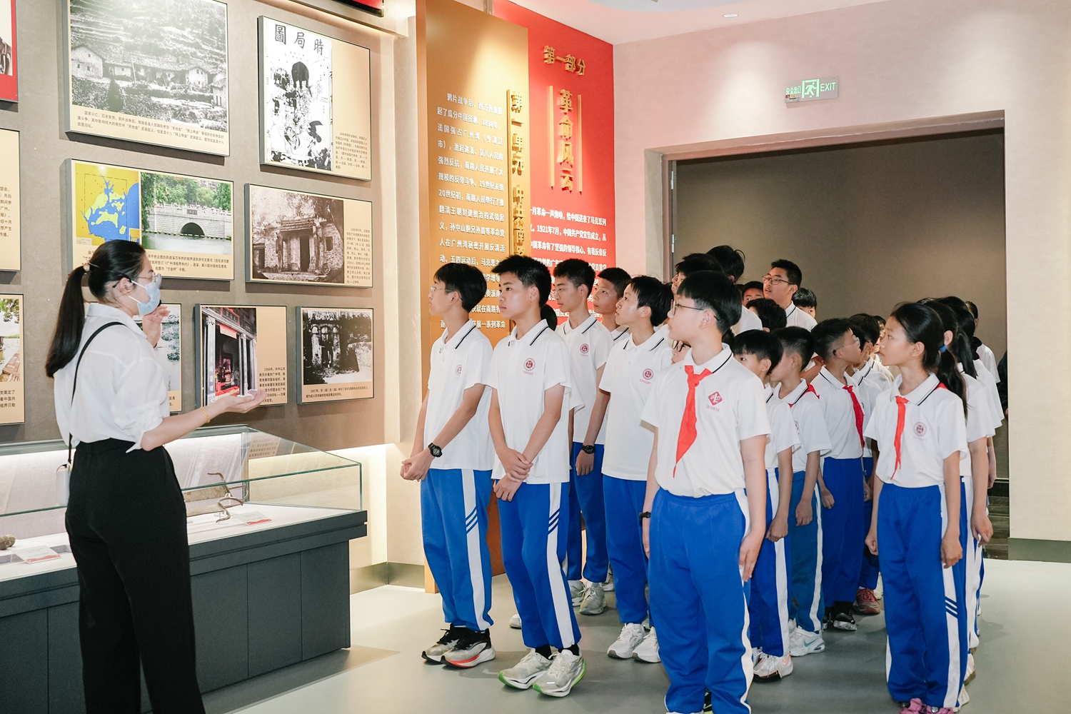 1774487397182793.jpg 师生参观粤桂边区革命纪念馆_副本.jpg