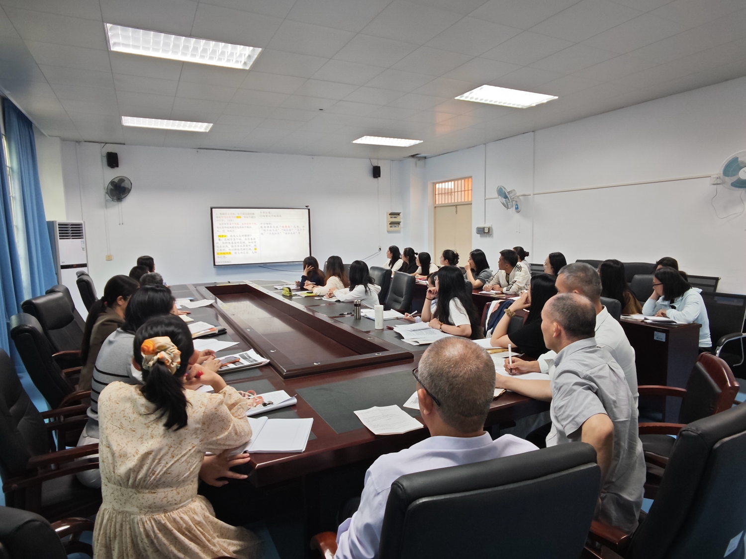 1775207538926110.jpg 图4:与会老师认真倾听1.jpg