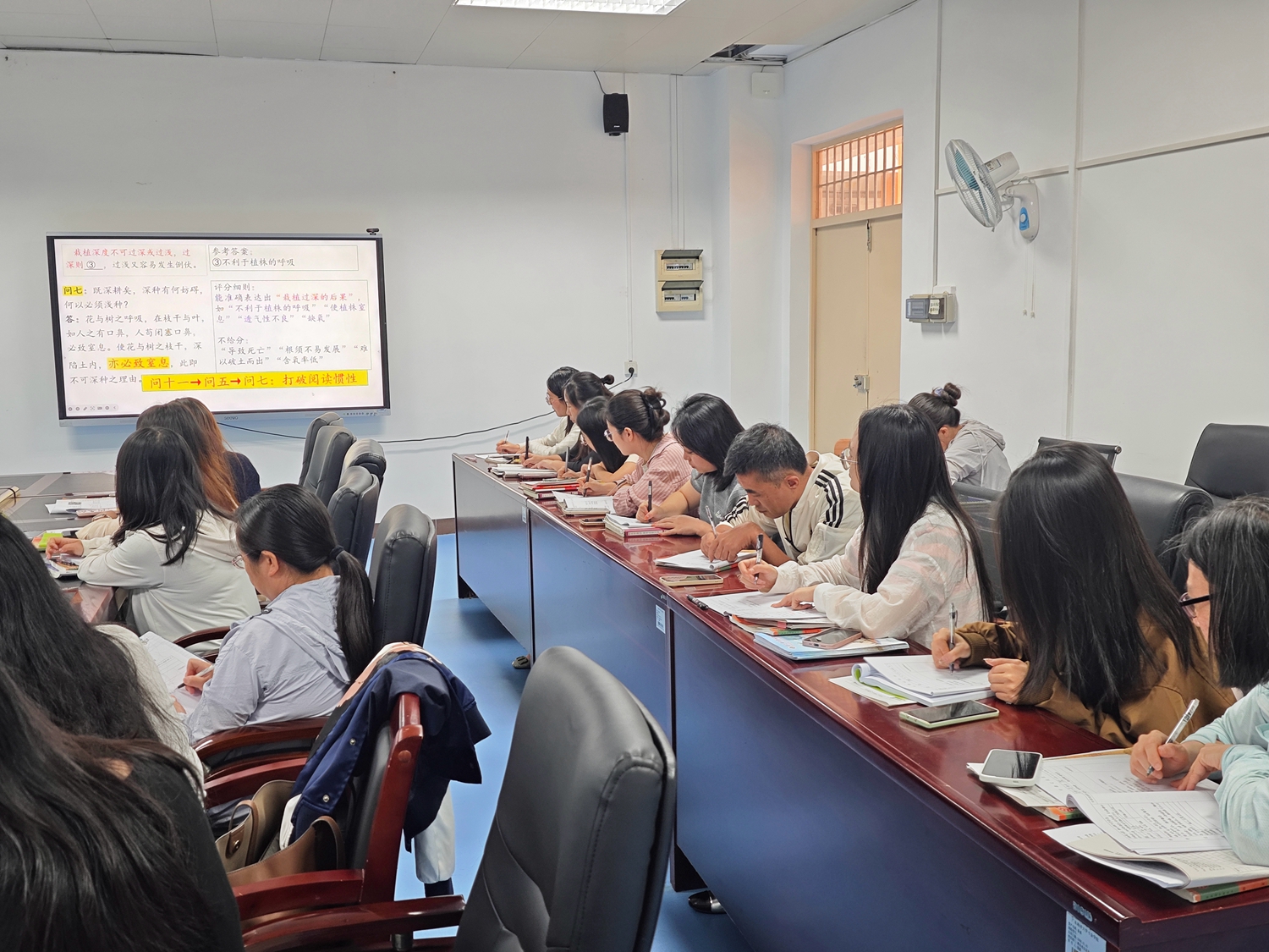 1775207545387039.jpg 图5:与会老师认真倾听2.jpg