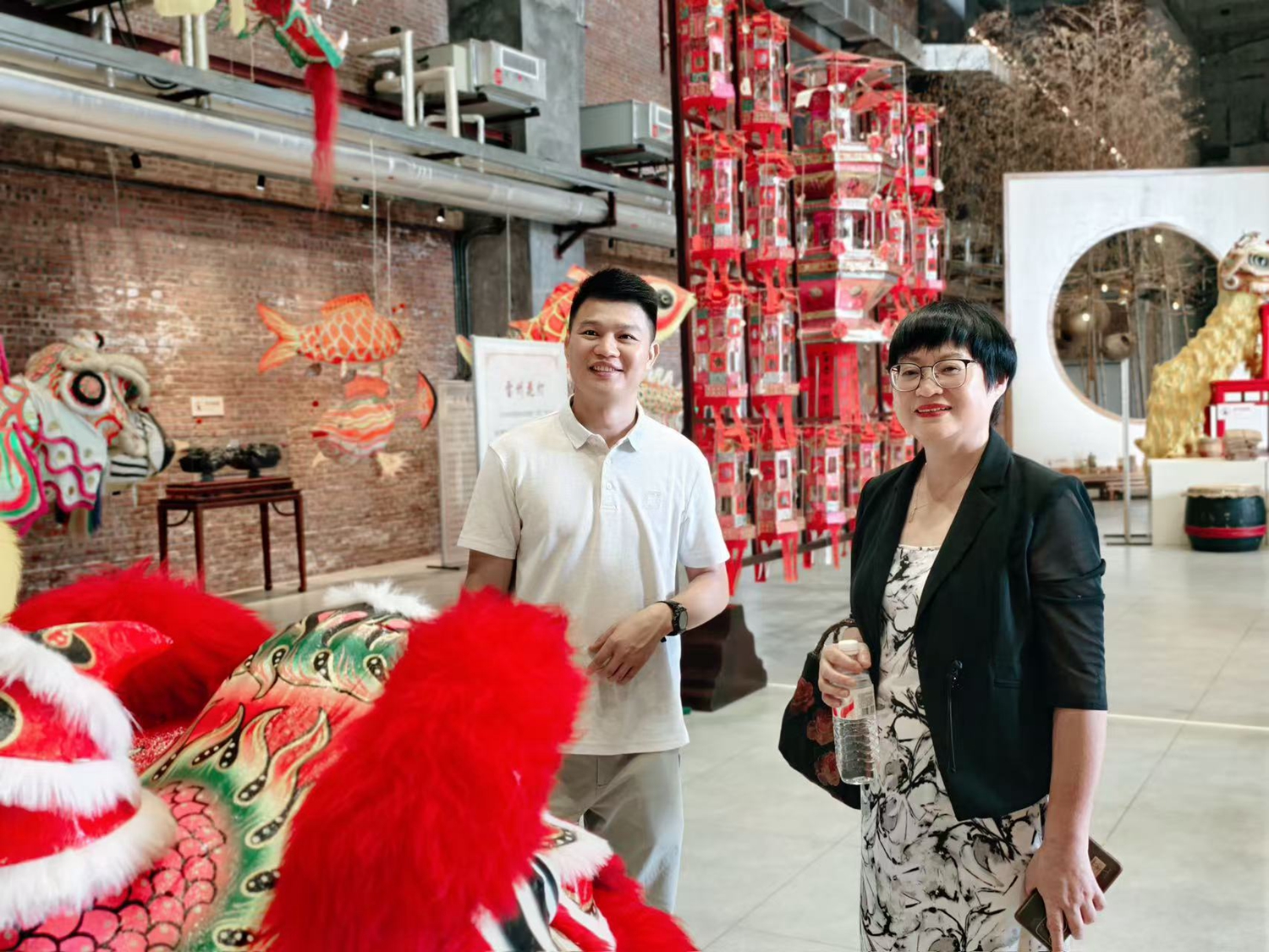 1776164298597868.jpg 图3 师生走进手作博物馆,近距离欣赏非遗藏品.jpg