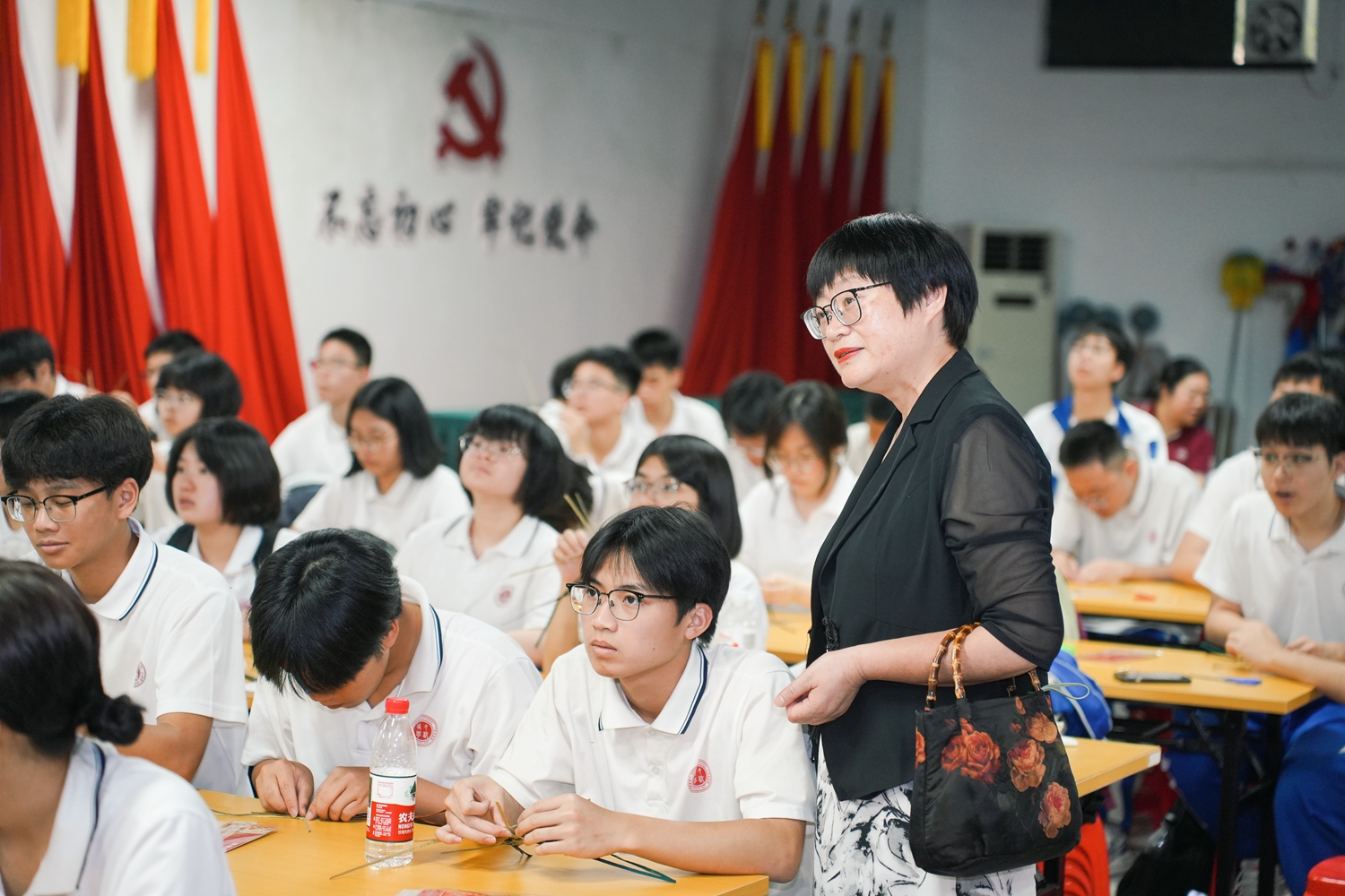 1776164359922321.jpg 图7 学校领导、老师与同学们共同体验非遗文化.jpg