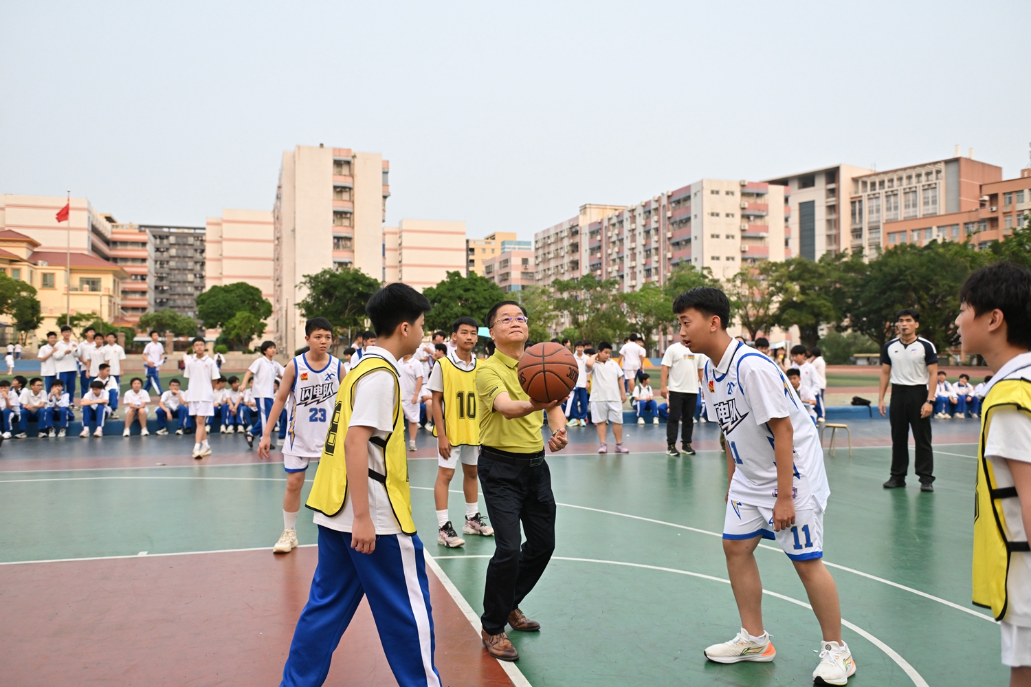 图片4 郑建忠总校长开球.JPG