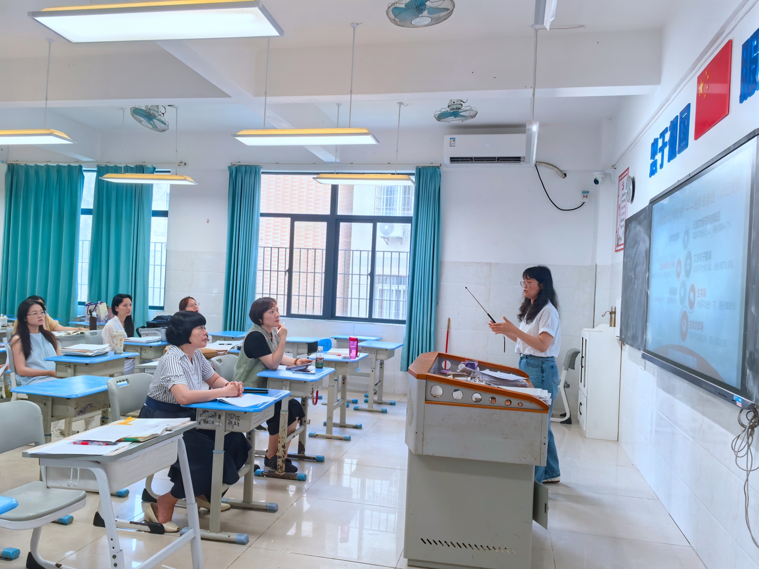 1.李云飞老师作分享.jpg