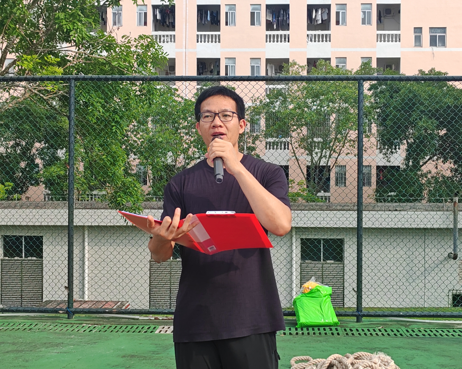 图五：李成山主任带领宣誓.jpg