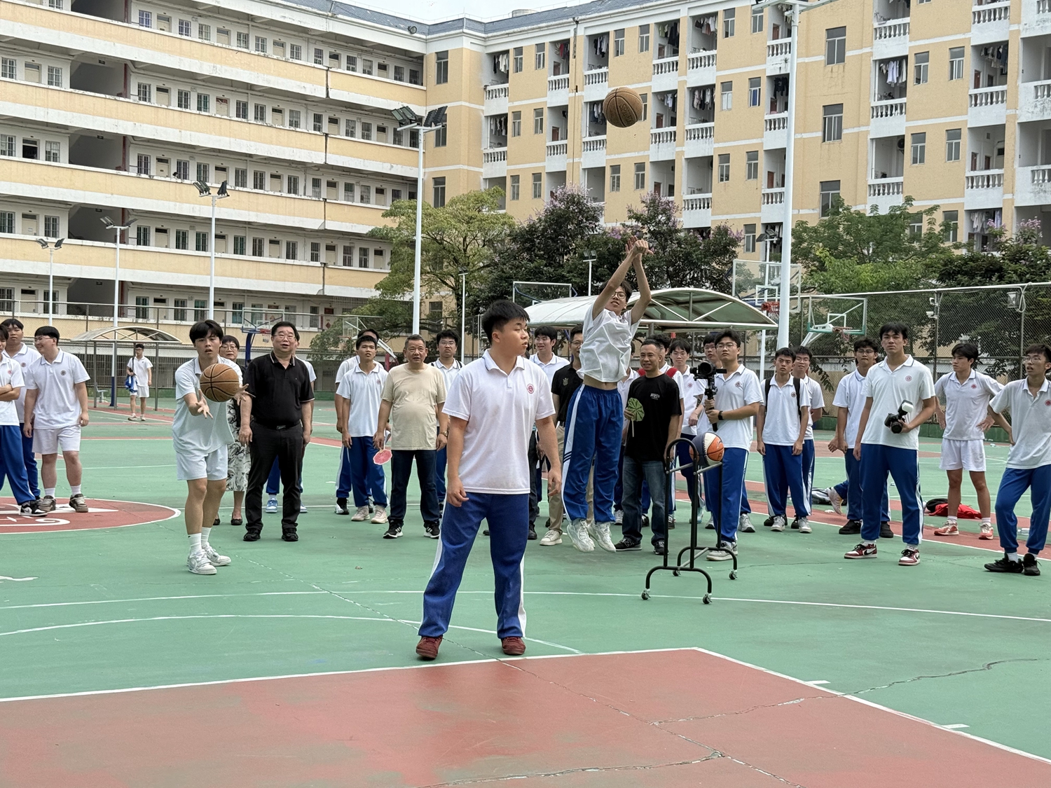 1779253603605259.jpg 图8校领导到场为同学们加油鼓劲.jpg