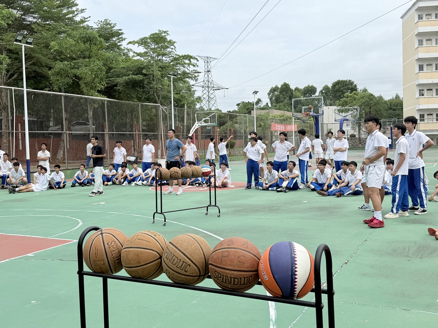 图12体育老师认真组织赛事.jpg