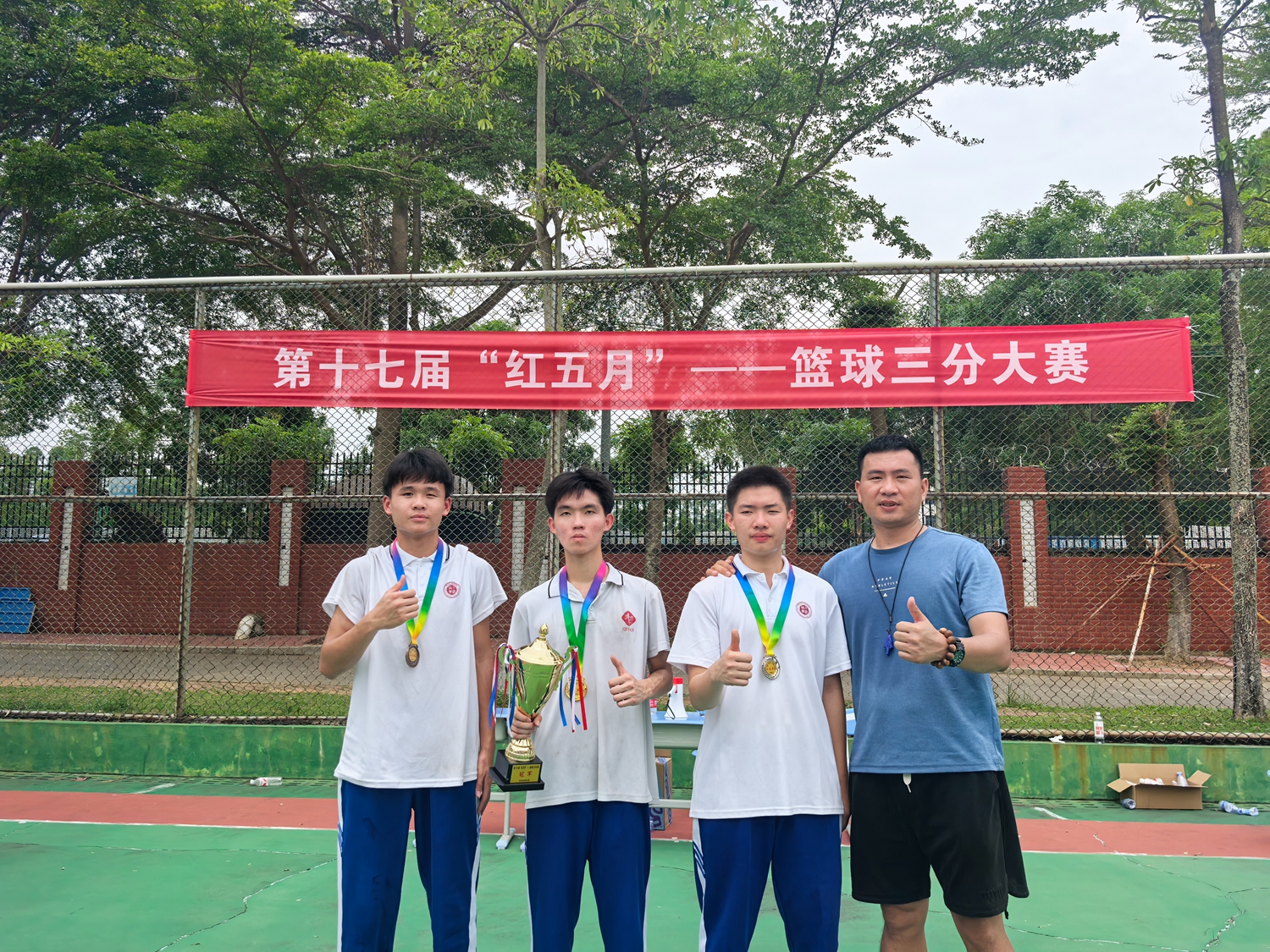 图17获奖同学合影留念.jpg